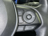 クルーズコントロール機能が付いています。 速度を設定するとアクセルを踏まなくても一定の速度で走ることができます。  高速道路ではとても便利な装置なんです。