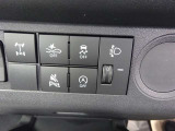 ■衝突回避支援機構■自動車に搭載したレーダーやカメラからの情報をコンピュータが解析し、運転者への警告やブレーキの補助操作などを行います。事故予防に!