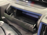 小物が収納できる運転席側インパネアンダーボックス。 ボックス内にはUSBソケットが一口。