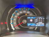視認性に優れたメーターを採用しており、走行中でも車速や情報が分かりやすく表示されます。運転時の視線移動をむりのない範囲に抑え、快適で安心感のあるドライブをサポートします。