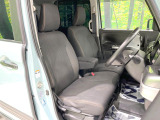 運転席まわりには十分なスペースがあり、大柄な方でもゆったり運転していただける環境です。