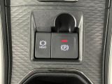 【電動パーキングブレーキ+オートブレーキホールド機能】 指先だけで簡単に操作が可能なパーキングブレーキ、スイッチを押すとブレーキペダルから足を離してもブレーキを保持できるオートブレーキホールド搭載。
