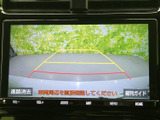 後方の様子を画面で確認しながら駐車でき、ガイド線も目安として活用できます。車庫入れや駐車時の周囲確認をサポートする、日常で頼りになる装備です。