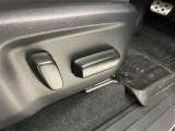 パワーシート搭載。微妙な調整が手軽にでき、ピッタリのポジションで運転することが可能です。