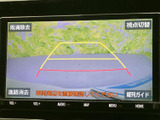 後方の様子とガイド線を画面で確認でき、駐車時の車両位置把握をサポートします。周囲を目視しながら画面も活用できるため、バックでの駐車に心強い装備です。