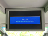 天井に設置されたモニターで、後席からも映像を楽しめる車内空間です。乗車中の時間を過ごす際に活用でき、ご家族や同乗者との移動をサポートします。