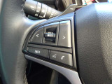 【ステアリングスイッチ】ステアリングスイッチは運転姿勢や視線を崩さずに操作が可能です。左側にはオーディオ類があります。