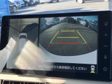 後方映像に加えて車両周辺を確認できる表示があり、駐車時の安全確認をサポートします。画面上のガイドラインも目安にでき、周囲に注意を払いながら後退操作を行いやすい装備です。