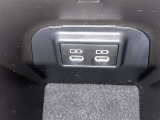 充電用USB付き。スマートフォンなどの充電に便利です。