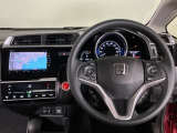 【ハンドル】運転にかかわる様々な操作を安全に行えるように視点移動が少なく操作性に配慮されたスイッチ類が凝縮されたコックピットです。