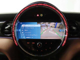 8.8インチ純正タッチパネルHDDナビ。バックカメラの映像は鮮明です。後方の障害物センサーは音と画面上のグラフィックで確認できます。