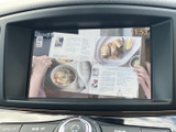 停車中にテレビや映像を楽しめるTV画面。休憩時間にリラックスできる空間を提供します。快適な時間を過ごせます。