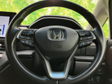 手元に複数のスイッチを備え、運転姿勢を保ちながら各種機能へアクセスしやすい仕様です。表示がまとまっているため、操作したい項目を見つけやすく便利です。