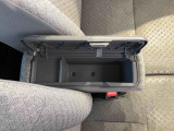 センターアームレスト付きで運転中も腕が楽々!