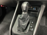【シーケンシャルシフト】シフトノブをアップ/ダウンさせ、マニュアル間隔のシフトチェンジで運転する楽しさが味わえます♪