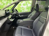 前席は座面と背もたれにゆとりがあり、運転席側から助手席まで落ち着いて過ごせる空間です。前方や左右の窓から視界を確保しやすく、座席まわりもすっきりとした印象で、日々の移動を支えます。