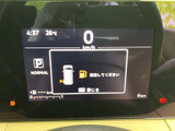 速度やシフト位置などの情報を画面にまとめて表示し、運転中も必要な内容を確認しやすい構成です。燃料に関する案内も表示され、日々の走行を支えます。