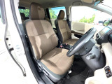運転席まわりには十分なスペースがあり、大柄な方でもゆったり運転していただける環境です。
