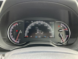 速度計を中心に必要な情報がまとまり、運転席からひと目で確認しやすいメーター表示です。燃料計や各種表示も同じ視界に収まり、走行中の情報把握をサポートします。