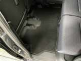 しっかりと汚れ、砂ぼこりを落とし足元まで清潔な車内空間を作り上げております♪