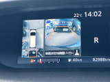 車両周辺の映像と俯瞰表示を画面で確認でき、駐車時の位置把握をサポートします。ガイド線も表示されるため、周囲に注意を払いながら車庫入れを行いやすくなります。