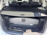 引き出して使用する巻き取り式トノカバーを装備。荷室の荷物を外から見えにくくできます。