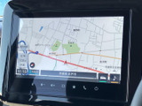 地図を大きく表示でき、現在地や周辺の道路を確認しやすい画面です。画面下には操作アイコンも並び、目的地設定や音声関連の操作をまとめて行える、日常のお出かけに便利な装備です。