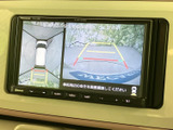 車両周辺を上から見た映像と後方の映像を同時に表示し、駐車時の周囲確認をサポートします。画面上のガイドを目安に位置を把握できます。