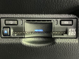 ETC車載器が手の届きやすい位置に収まり、カードの出し入れや音量確認に便利なボタンも備わります。乗車中に位置を把握しやすく、日々の料金所利用をスムーズにしたい方に役立ちます。
