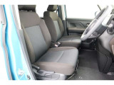 しっかりとした造りで、ホールド性のあるシート。快適な運転をお楽しみください