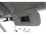 運転席サンバイザーにはミラーが装着されており、身だしなみチェックに便利です。