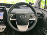 握りやすいステアリングは、運転操作をスムーズにします。オーディオや通話など、便利な機能が操作可能。快適な運転体験をサポートします。