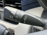 ワイパーやウォッシャーに関する表示がレバーにまとめられ、運転席から操作内容を確認しやすい配置です。雨天時など状況に応じて使い分けやすく、日常の運転を支えます。