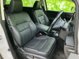前席は背もたれと座面にゆとりがあり、運転席から前方を見渡しやすい配置です。アームレストやひじ掛けも備わり、移動中も落ち着いて過ごせる室内空間となっています。
