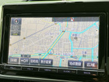 見やすい地図画面で、スムーズなナビゲーションを実現。渋滞情報もリアルタイムで表示されるので、最適なルートを選択できます。