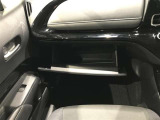 グローブボックス。