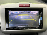 後方確認をサポートするモニター画面です。駐車時や狭い道での運転も、より安全に行うことができます。運転に自信がない方にもおすすめです。
