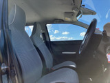 運転席からの視界は広く、運転操作もスムーズに行えます。シンプルなデザインで、落ち着いた空間を演出します。快適なドライブを楽しめます。