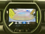 画面には車両後方の映像と目安となるラインが表示され、駐車時の周囲確認を助けます。画面上の表示を見ながら後退でき、狭い場所での駐車にも役立つ装備です。