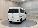 後部座席とリヤはプライバシーガラスになっています。座っている人や置いてある荷物が見えにくくなっているのでプライバシーの確保が出来ます。