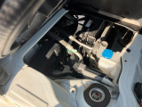 運転席の下にあります。整備工場で点検・整備してからのお渡しです!エンジンルームもきれいです♪ くわしくはスタッフへ!