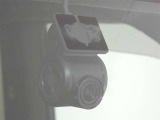 安心装備ドライブレコーダーを装備しています。自車の走行状態を常に録画しています。