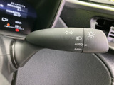 操作しやすい位置に配置されたレバーで、スムーズな車線変更をサポート。安全運転をサポートする機能が満載です。