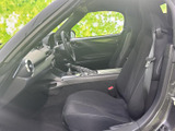 シートに腰掛けた際は、前方のシートや車内の様子を見渡せます。シートベルトも備わり、落ち着いた色調でまとまった空間です。乗り降りの際にも室内の配置を確認しやすい印象です。