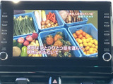 停車中にテレビ番組の映像を視聴でき、待ち時間を過ごす際にもお楽しみいただけます。画面には映像と字幕が表示され、見たい内容を目で追いやすいモニターです。