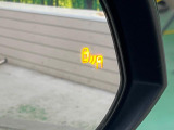 【ブラインドスポットモニター】走行中、ドアミラーの死角になりやすい箇所に後続車が接近するとサイドミラーのレンズに警告を表示!ドライバーに注意喚起をしてくれます。