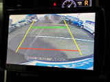 後方の様子を画面で確認でき、駐車時に周囲との距離感をつかむのに役立ちます。目安となるラインも表示され、後退時の安全確認をサポート。最終確認は目視と併用してご利用ください。