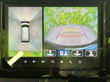 車両周辺の様子を上から見た表示と後方映像で確認でき、駐車時の周囲確認をサポートします。画面上のガイド表示もあり、車庫入れや切り返しの際に便利です。