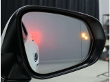 見えにくい並走車の存在を知らせるブラインドスポットモニターつきです