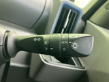 操作しやすい位置に配置されたウインカーレバーは、スムーズな車線変更をサポート。直感的な操作で、安全な運転をアシストします。使いやすさを追求しました。